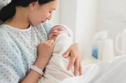 Nhiều phụ nữ bị nhiễm trùng 'chỗ ấy' do thói quen kiêng tắm gội sau sinh