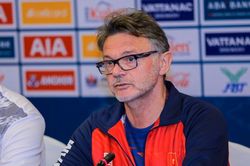 HLV Troussier: 'U22 Việt Nam cố gắng chơi thứ bóng đá tốt nhất'