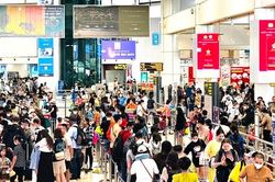 Sân bay Nội Bài nườm nượp khách trong ngày đầu nghỉ lễ