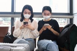 Hành khách thảnh thơi ở sân bay ngày đầu kỳ nghỉ lễ