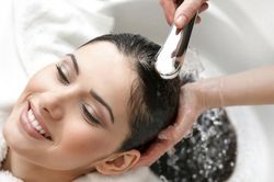 Gội đầu ban đêm là nguyên nhân gây bệnh nấm da đầu?