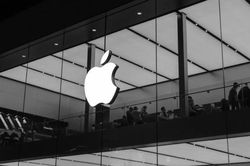 Apple mất 17 triệu USD vì một nhân viên gian lận