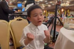 Quý tử nhà Đan Trường thần thái chuẩn tổng tài nhí, biểu diễn như nghệ sĩ chuyên nghiệp