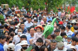 Đông đảo du khách thập phương về dâng hương tưởng niệm các vua Hùng ngày chính hội