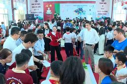Học sinh tiểu học với sân chơi Robotics