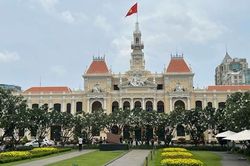 Du khách bắt đầu tham quan trụ sở UBND TP Hồ Chí Minh