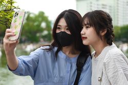 Công viên, vườn thú Hà Nội đông đúc người đến chơi dịp lễ 30/4