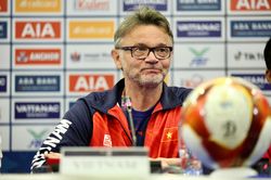 HLV Troussier: U22 Việt Nam căng thẳng khi thắng Lào