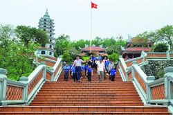 Đền thiêng soi bóng