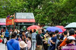 Hà Nội: Người dân xếp hàng dài đi xe buýt 2 tầng miễn phí