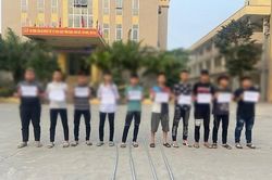 Đang chở nhau đi làm, 3 thanh niên vô cớ bị nhóm 'trẻ trâu' tấn công