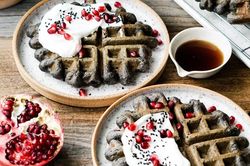 Cuối tuần làm bánh waffle mè đen ăn thư giãn