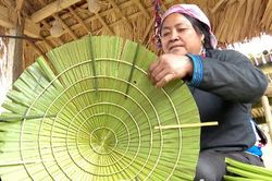 Phụ nữ dân tộc Tày tăng thu nhập với nón lá cọ