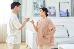 Nhìn cách chồng dạy con mà tôi vừa giận vừa lo