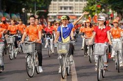 Hơn 1.000 người tham gia đạp xe diễu hành chào mừng đại lễ 30/4