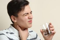 Lưu ý khi dùng kháng sinh trị viêm họng