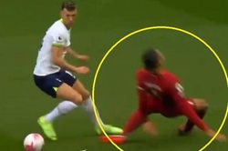 Van Dijk bị chế nhạo sau pha trượt chân