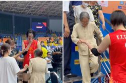 Đội trưởng tuyển bóng chuyền nữ Việt Nam bật khóc trước sự xuất hiện bất ngờ của bà ngoại