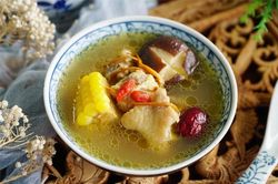 Hầm canh gà chú ý 3 nhớ, 3 không để nước dùng vàng óng