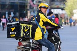 Nghịch lý hàng trăm nghìn thạc sĩ, cử nhân đổ xô làm shipper