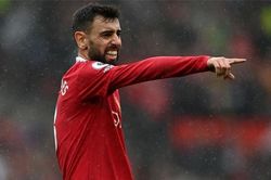Sancho nổi cáu với thói càu nhàu của Bruno Fernandes
