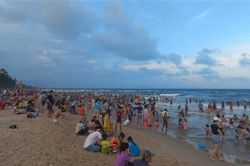 Biển Bình Thuận đông nghẹt, khách dạt ra vùng ven tìm phòng nghỉ
