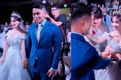 Chú rể bật khóc không ngừng trong đám cưới, lý do bất ngờ được tiết lộ ngay trên sân khấu