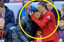 Thiago chỉ đạo Nunez khiến HLV Klopp ngỡ ngàng