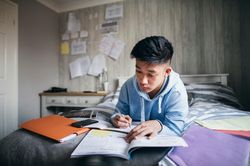 Học sinh lớp 12 không muốn đi chơi xa để dành kỳ nghỉ lễ cho ôn thi