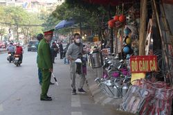Giành lại vỉa hè cho người đi bộ