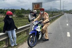 Đội nắng, trắng đêm giúp dân đi lại an toàn