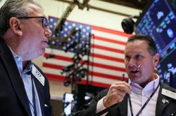Thị trường chứng khoán thế giới ngày 2/5: Dow Jones mất 500 điểm đầu phiên do cổ phiếu ngân hàng