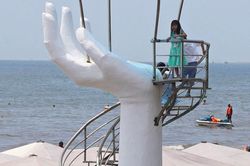 Bàn tay nham nhở đinh vít 'bẫy' du khách trên bãi biển ở Thanh Hóa