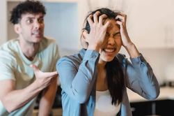 'Tăng xông' sau mỗi lần cãi nhau với chồng: Bác sĩ chỉ bệnh nguy hiểm