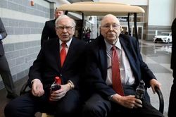Cánh tay phải của Warren Buffett: 'Kỷ nguyên cổ phiếu đã kết thúc'