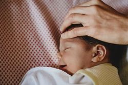 Cách tự điều trị sốt cho trẻ tại nhà