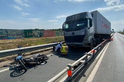 Xe container tông 2 xe máy trên cao tốc TP.HCM - Dầu Giây