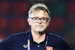 HLV Troussier dưới bóng ông Park Hang-seo