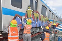 Tẩy rửa hình vẽ bậy trên tàu metro số 1 TPHCM