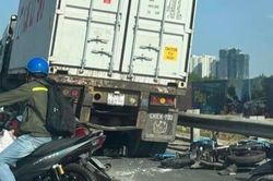 Xe container tông xe máy trên cao tốc TP.HCM - Long Thành, 2 người bị thương