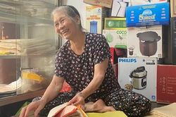 Gặp người bán giấy dó duy nhất tại ngôi nhà 130 tuổi giữa phố cổ Hà Nội
