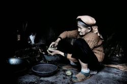 Giáo sư ĐH gọi mẹ già 70 tuổi đi rửa bát và bài học hiếu thảo không mấy ai làm được