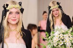 Elle Fanning tinh tế chọn hoa cúc làm điểm nhấn khi xuất hiện tại Met Gala 2023
