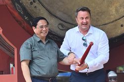 Thủ tướng Luxembourg đánh trống Sấm tại Văn Miếu - Quốc Tử Giám