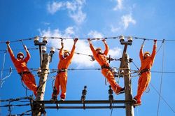 Tăng giá điện để người dân có ý thức sử dụng tiết kiệm?