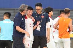 Hành động đặc biệt của HLV Troussier với cầu thủ U22 Việt Nam phản lưới nhà