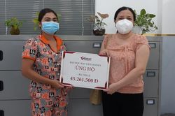 Trao hơn 45 triệu đồng bạn đọc ủng hộ cho bà Thị Le