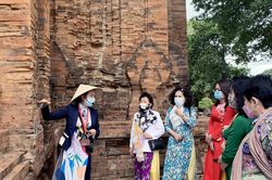 Văn hóa trong vòng xoáy phát triển