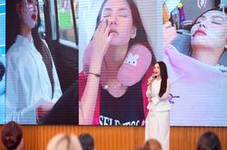 Đương kim Miss World Vietnam: Cô nàng 'tắc kè hoa' thành MC của VTV
