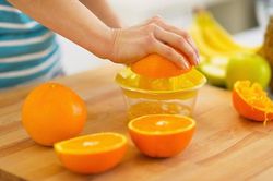 Vắt nước cam đừng vội cắt đôi rồi cả quả, làm theo cách này để không bị đắng lại nhiều chất bổ